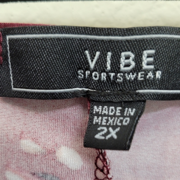 Vibe Red and Pink Floral Short Sleeve Hi Low Tunic Plus Size 2X - Picture 2 of 3